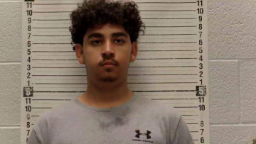 Mugshot of DANIEL ISAIAH FLORES
