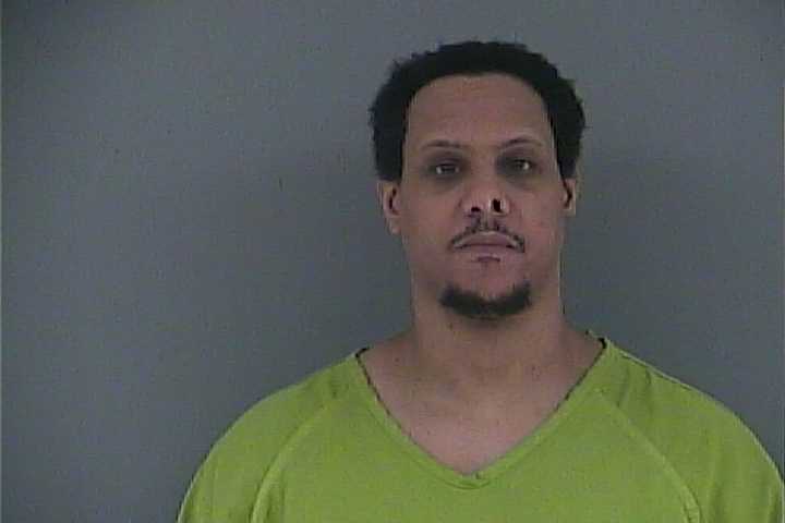 Mugshot of TYRON W SR SANTOS